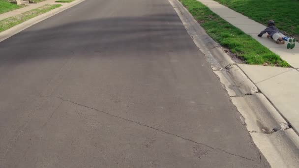 Seorang Anak Kecil Naik Turun Trotoar Perutnya Pada Skateboard — Stok Video