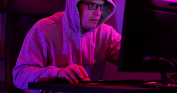 Hacker Met Capuchon Sweatshirt Bril Met Succes Hackt Een Computer — Stockvideo