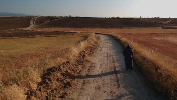 Tiro Aéreo Seguindo Uma Caminhada Monges Trás Uma Estrada Terra — Vídeo de Stock