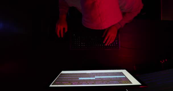 Hacker Met Een Capuchon Sweatshirt Bril Gaat Zitten Leest Aandachtig — Stockvideo