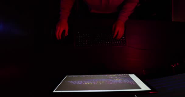 Hacker Mikinou Kapucí Brýlemi Rychle Posadí Hackne Počítač Změnou Kódu — Stock video