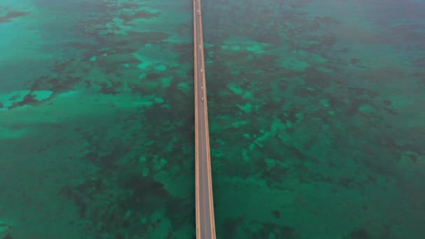 Vista Aérea Los Coches Que Pasan Puente Irabu Miyakojima Okinawa — Vídeo de stock