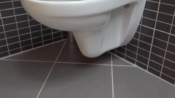 现代浴室的卫生间 黑色和灰色瓷砖 1080P 向上倾斜 打开盖子 — 图库视频影像