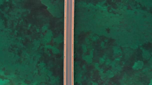 沖縄県宮古島市海に架かる橋の空中写真 車が現場に入り 伊良部大橋を渡る — ストック動画