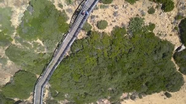 Luchtfoto Van Een Houten Loopbrug Een Kaap Van Kust Van — Stockvideo