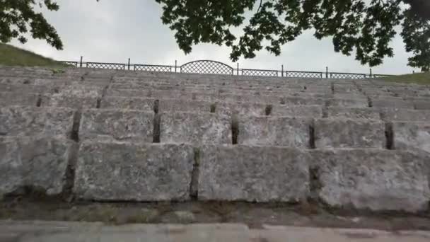 爬上用石头做的楼梯 灰色占主导地位 — 图库视频影像