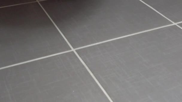 现代浴室的卫生间 黑色和灰色瓷砖 1080P 开放式盖子 起重机拍摄 — 图库视频影像