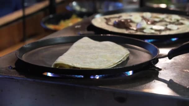 Close Shot Van Een Gevouwen Pannenkoek Een Pan Boven Een — Stockvideo