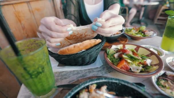 Κορίτσι Σπάσιμο Ψωμιού Pita Και Βουτιά Χούμους Israel Restaurant Στο — Αρχείο Βίντεο