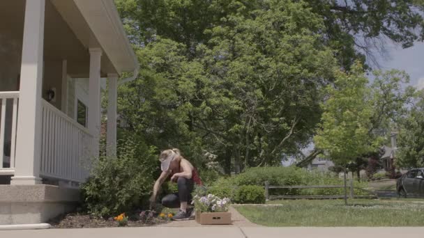 Uma Mulher Adulta Jardins Seu Quintal Dia Verão — Vídeo de Stock