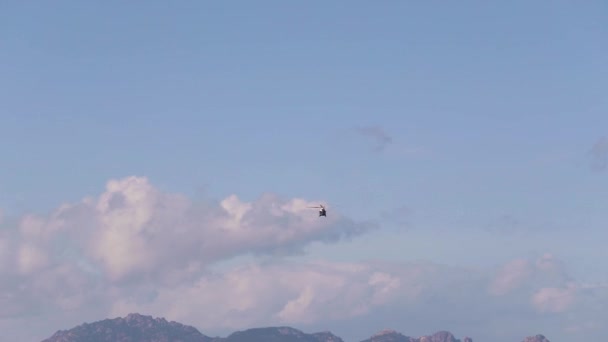 Een Verre Helikopter Vliegt Richting Bergen — Stockvideo