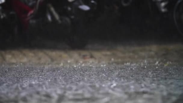 当摩托车驶过的时候 雨以超慢的速度落在道路上 — 图库视频影像