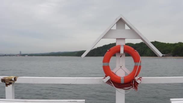 Rettungsring Auf Seebrücke Wasser Meer Hilfe Gefährlich — Stockvideo