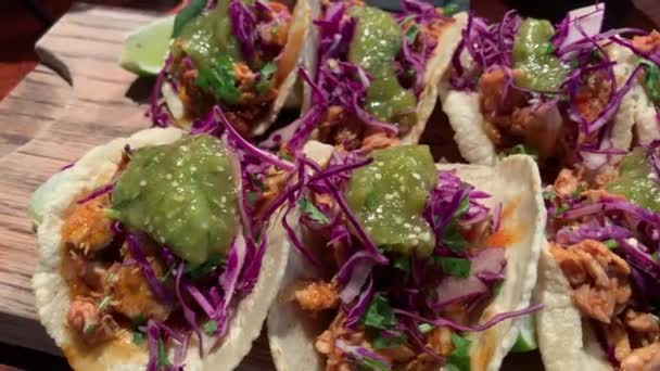 Fresh Street Tacos Serveras Ett Träfat Restaurang Happy Hour Maj — Stockvideo