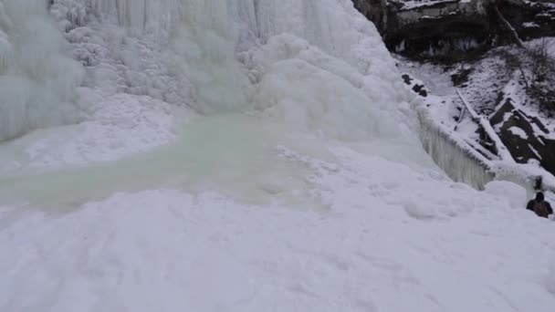 Mrożony Wodospad Chłodny Dzień Podczas Wiru Polarnego Wodospad Ohio Cvnp — Wideo stockowe