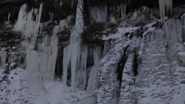 Frozen Waterfall Cold Day Polar Vortex Icicles Lining Rock Wall — Stock Video