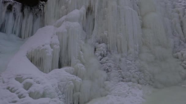 Mrożony Wodospad Chłodny Dzień Podczas Wiru Polarnego Wodospad Ohio Cvnp — Wideo stockowe