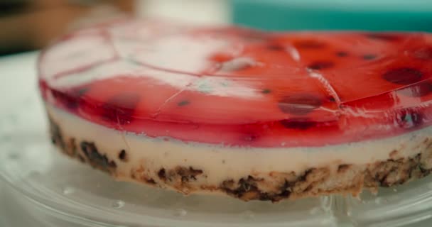 自家製ストロベリーケーキをゼリーでスライス — ストック動画