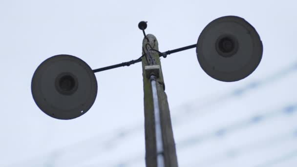 Ljuset Svajade Vinden Ovanför Taggtrådsstängslet Ett Nazistiskt Fångläger Andra Världskriget — Stockvideo