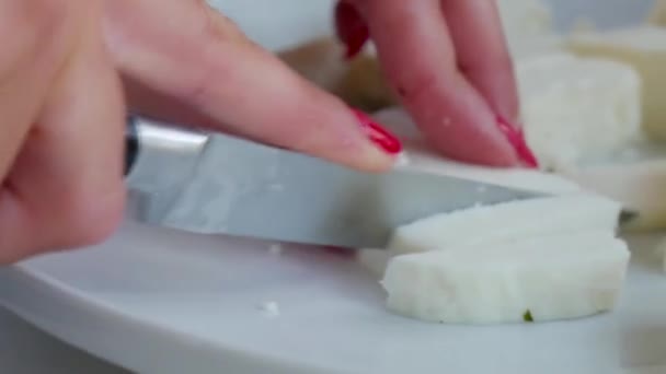 Жінка Нарізає Козячого Сиру Halloumi Маленькі Шматочки — стокове відео