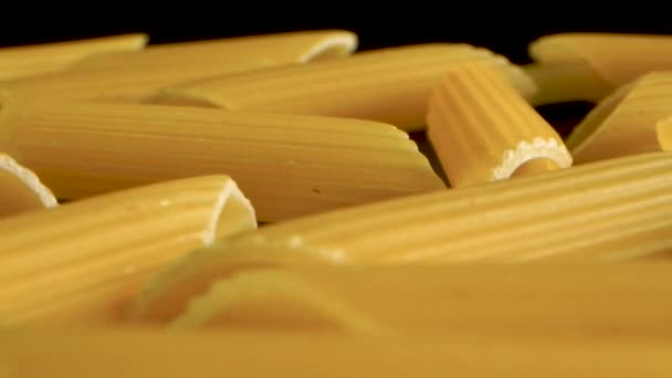 Dolly Backward Macro Shot Italian Pasta Penne Чорному Столі — стокове відео
