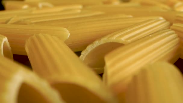 Dolly Shot Italian Pasta Penne Černém Zrcadlovém Stole — Stock video
