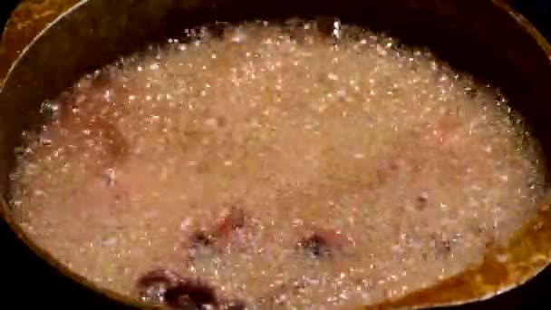 外の日差しの中でイカやイカの揚げ油が泡立つ鍋 — ストック動画