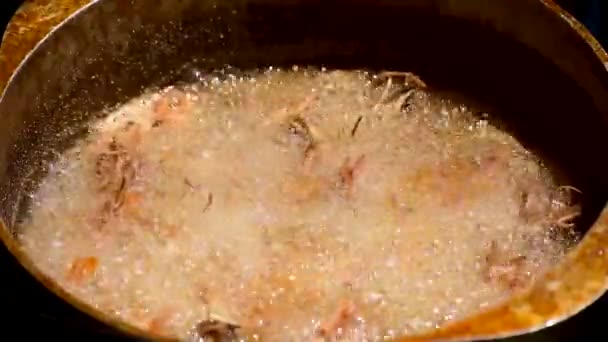 屋外の日差しの中でエビの熱い油揚げ魚介類を泡立てる鍋 — ストック動画