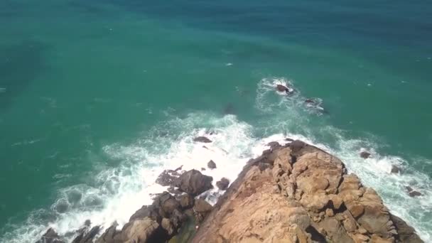 Inclinação Aérea Para Baixo Tiro Uma Capa Com Ondas Atingindo — Vídeo de Stock