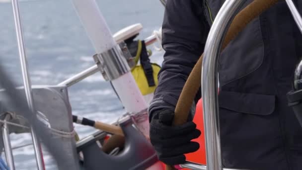 Mão Dirigindo Iate Enquanto Navega Ártico — Vídeo de Stock