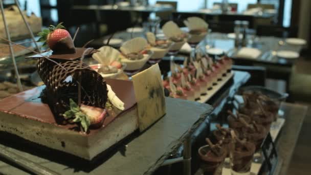 Panning Shot Van Desserts Buffet Restaurant — Stockvideo