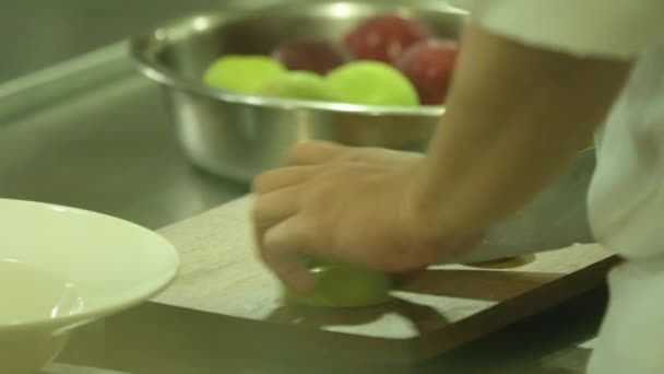 Chef Cortando Maçãs Verdes Uma Placa Corte — Vídeo de Stock