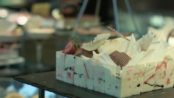 Panning Shot Των Λευκών Γλυκών Σοκολάτες — Αρχείο Βίντεο