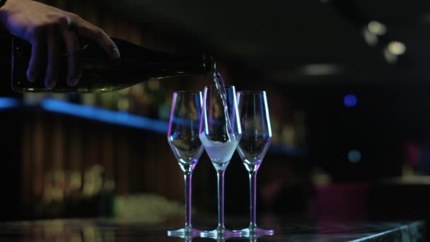 Versare Champagne Freddo Nel Bicchiere — Video Stock