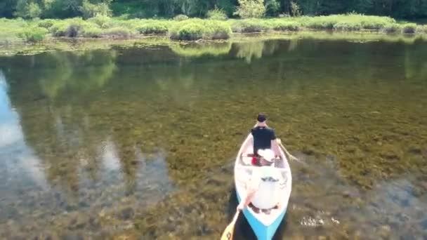 Dois Homens Que Canoagem Uma Mosca Lago Perto — Vídeo de Stock