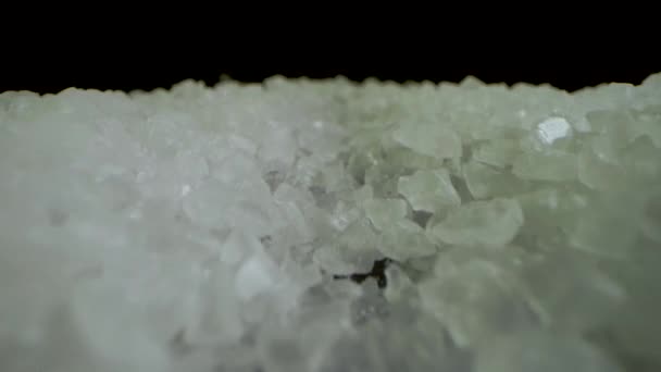 Macro Dolly Slide Κάμερα Μέσα Crystal Coarse Sea Salt Μαύρη — Αρχείο Βίντεο