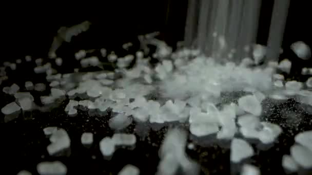 Κοντινό Πλάνο Crystal Coarse Sea Salt Πέφτοντας Και Κάνοντας Ένα — Αρχείο Βίντεο