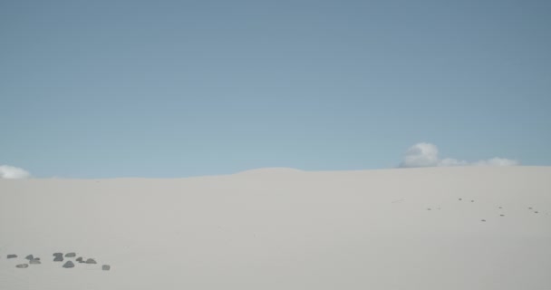 Statische Aufnahme Von Sanddünen Bei Klarem Himmel — Stockvideo