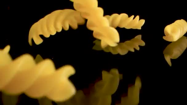 Slow Motion Macro Shot Falling Fusilli Sulla Superficie Dello Specchio — Video Stock