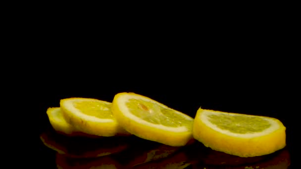 Žlutý Citron Padající Rozdělující Plátky Černém Stole — Stock video