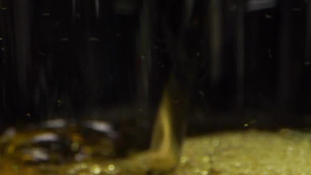 Extreme Close Van Cider Stroomt Een Beker Slow Motion — Stockvideo