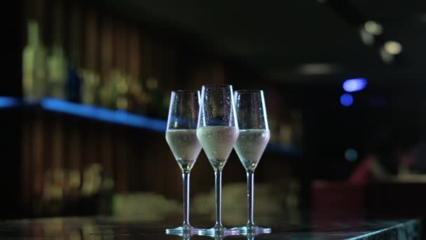 Размещение Бутылки Шампанского Рядом Бокалами Питья — стоковое видео