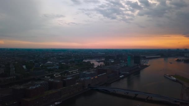 Flyger Över Amsterdam Skyline Vid Solnedgången Med Drönare Över Floden — Stockvideo