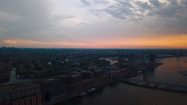 Bei Sonnenuntergang Über Der Skyline Von Amsterdam Mit Einer Drohne — Stockvideo