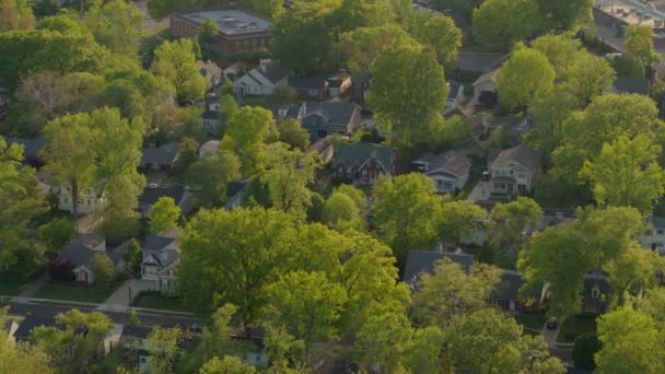 Flyover Casas Nos Subúrbios Direção Uma Estrada Pôr Sol — Vídeo de Stock