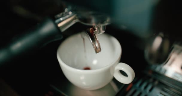 新鲜咖啡热饮料漏水 — 图库视频影像