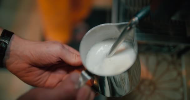 Barista Stomende Melk Voor Koffie — Stockvideo