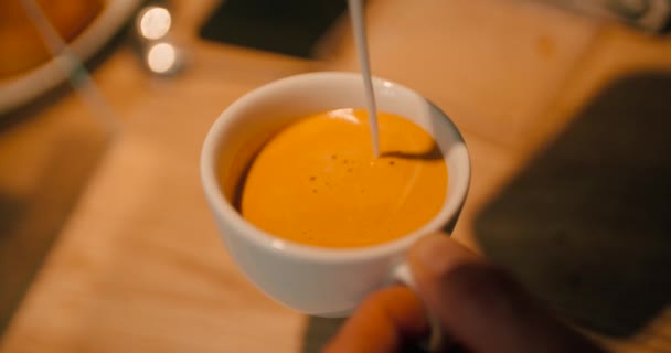 Gros Plan Main Barista Versant Latte Art Avec Expresso Mousse — Video