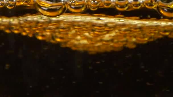 Grandi Bollicine Turbinanti Sulla Parte Superiore Bicchiere Liquido Giallo Come — Video Stock