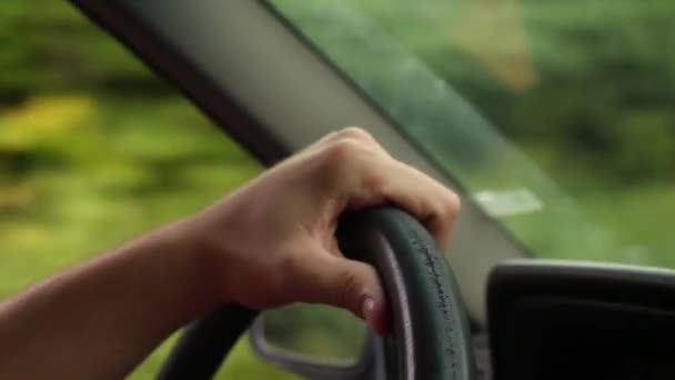 驾驶时紧紧抓住汽车方向盘的手举起来的镜头 — 图库视频影像